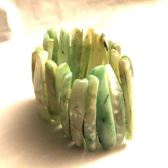 Mother of Pearls stretch Bracelet - Picture 3 of 6